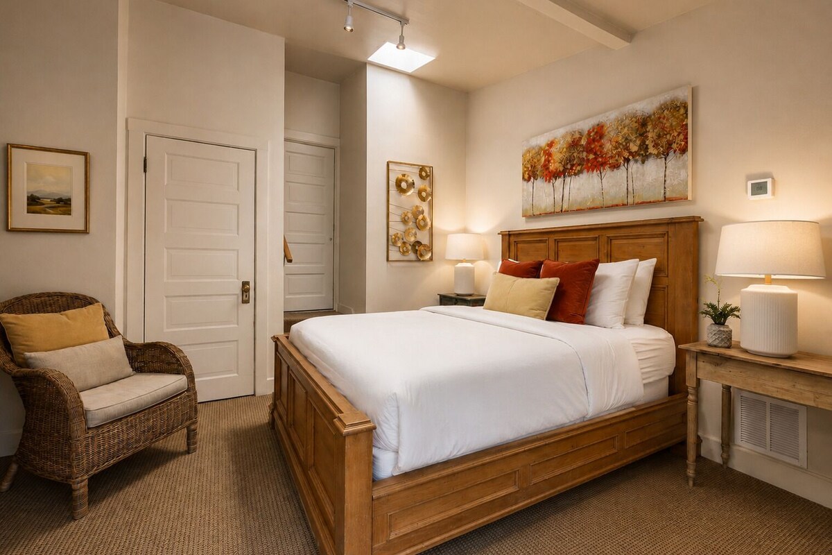 Quarto, 1 cama Queen | Camas com colchões de espuma com sistema de memória