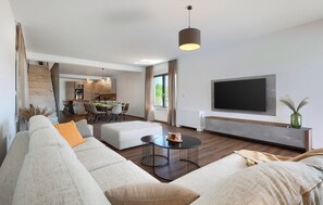TV, pebolim, mesa de pingue-pongue