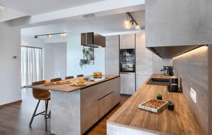 Geladeira, lava-louças, cafeteira/chaleira