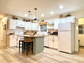 冷蔵庫、電子レンジ、オーブン、コンロ