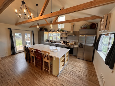 Fridge, microwave, oven, stovetop. WILLAPA HOUSE - Coastal Getaway • Walk to Marina • Crabbing