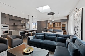 Smart TV, fireplace, books, stereo