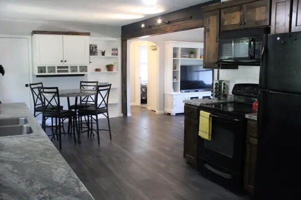 Kjøleskap, mikrobølgeovn, ovn og kokeplater