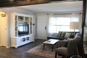 Smart TV, DVD player - Newly Remodeled Home near Downtown (Springfield)