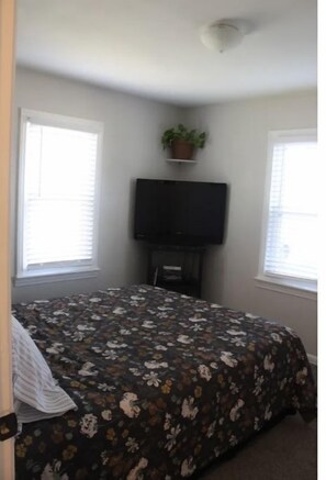 2 bedrooms, desk, iron/ironing board, travel crib - Newly Remodeled Home near Downtown (Springfield)