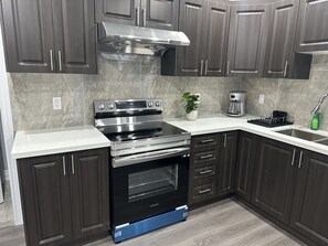 冷蔵庫、電子レンジ、オーブン、コンロ