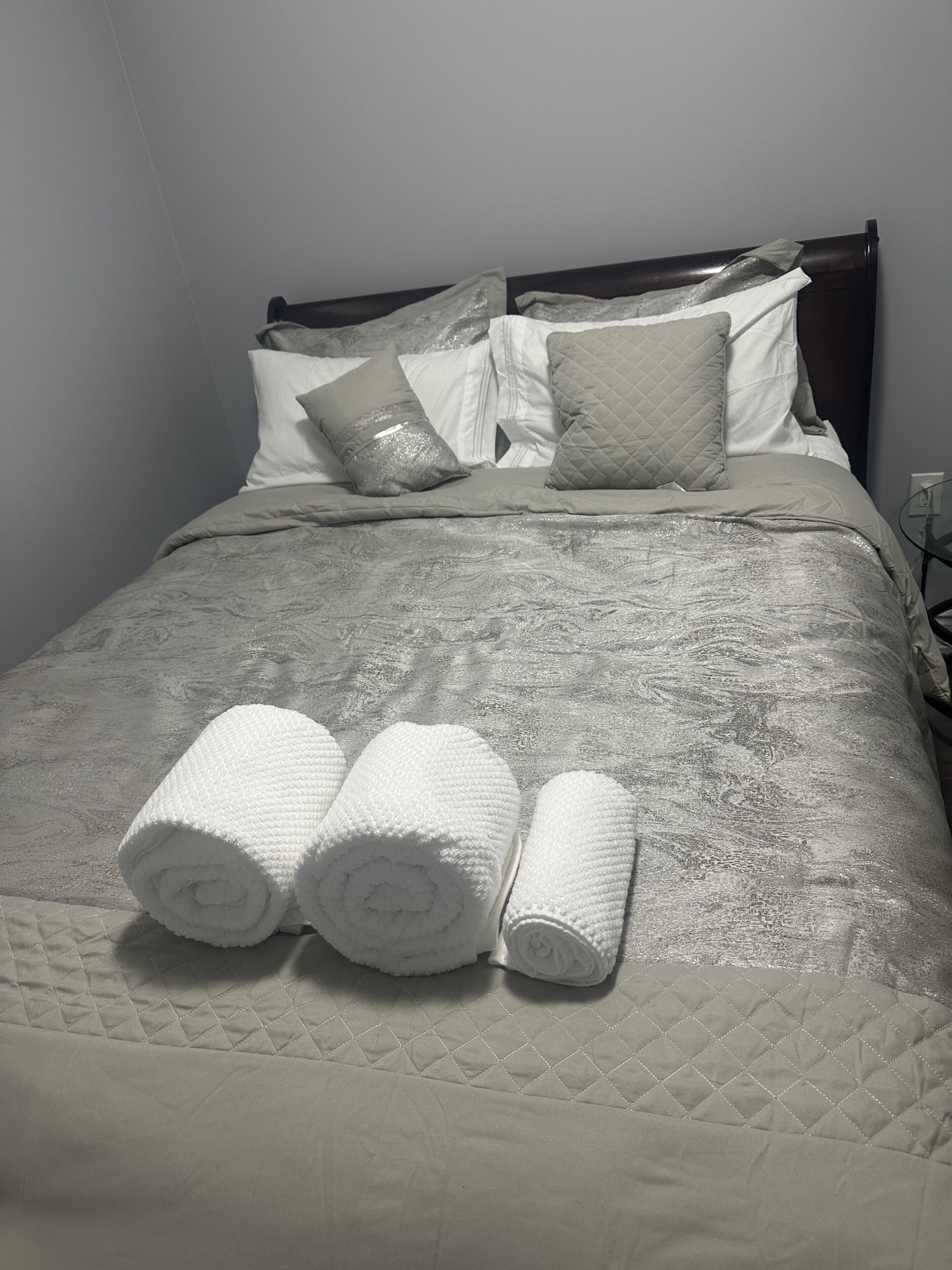 2 bedrooms, iron/ironing board, WiFi, bed sheets