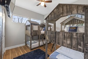 3 bedrooms, iron/ironing board, travel cot, free WiFi - Hot Tub, Lake Access, Game Room, Fire Pit and much more! "Sunshine & Whiskey" (Mabank)