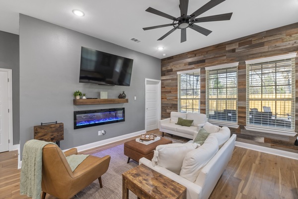 Smart TV, chimenea, futbolito, mesa de ping pong