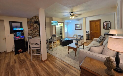 Spacious 4BR & 3BA, 3 King Beds, 7 mi to Airport