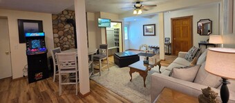 Spacious 4BR & 3BA, 3 King Beds, 7 mi to Airport