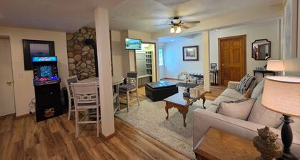 Spacious 4BR & 3BA, 3 King Beds, 7 mi to Airport