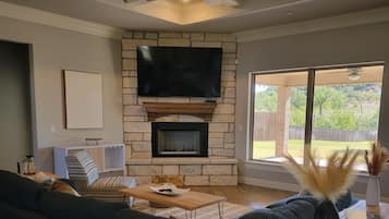 Smart TV, fireplace