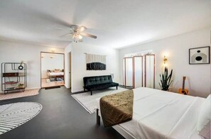 3 室のベッドルーム、デスク、WiFi、ベッドシーツ