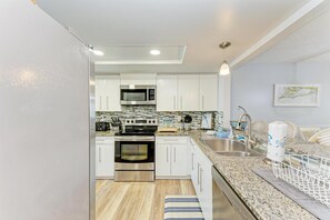 House - Island Time-private Beach Access-heated Pool-water Views (Bradenton Beach)