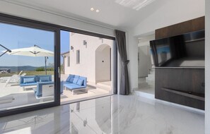 TV, bordtennis og stereoanlegg