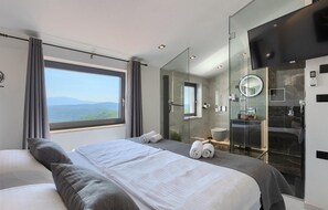 3 habitaciones, tabla de planchar con plancha y cuna de viaje 