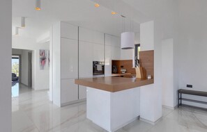 Kjøleskap, oppvaskmaskin og kaffetrakter/tekoker