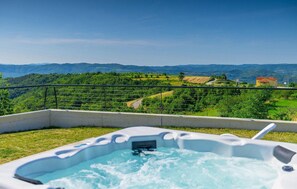 Bañera de hidromasaje al aire libre