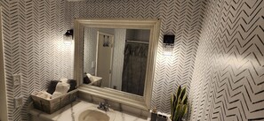Secador de cabelo, toalhas de banho, papel higiênico