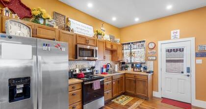 Stockyards-3/4 mile away!-Sleeps 8-Americana House, TCU close by