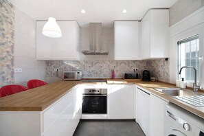 Fridge, microwave, oven, stovetop - Villa 'Cirpe Mar' with Private Pool, Private Terrace and Wi-Fi (Chiclana de la Frontera)