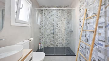 Een douche, een haardroger, handdoeken