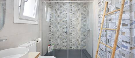 Dusche, Haartrockner, Handtücher