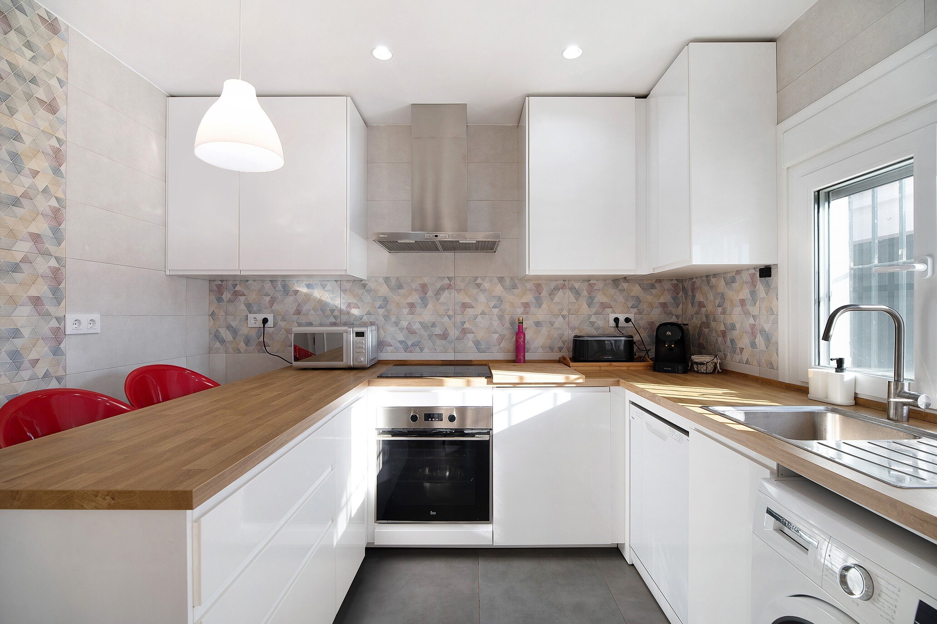 Jääkaappi, mikroaaltouuni, uuni, liesi