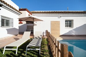 Pool - Villa 'Cirpe Mar' with Private Pool, Private Terrace and Wi-Fi (Chiclana de la Frontera)