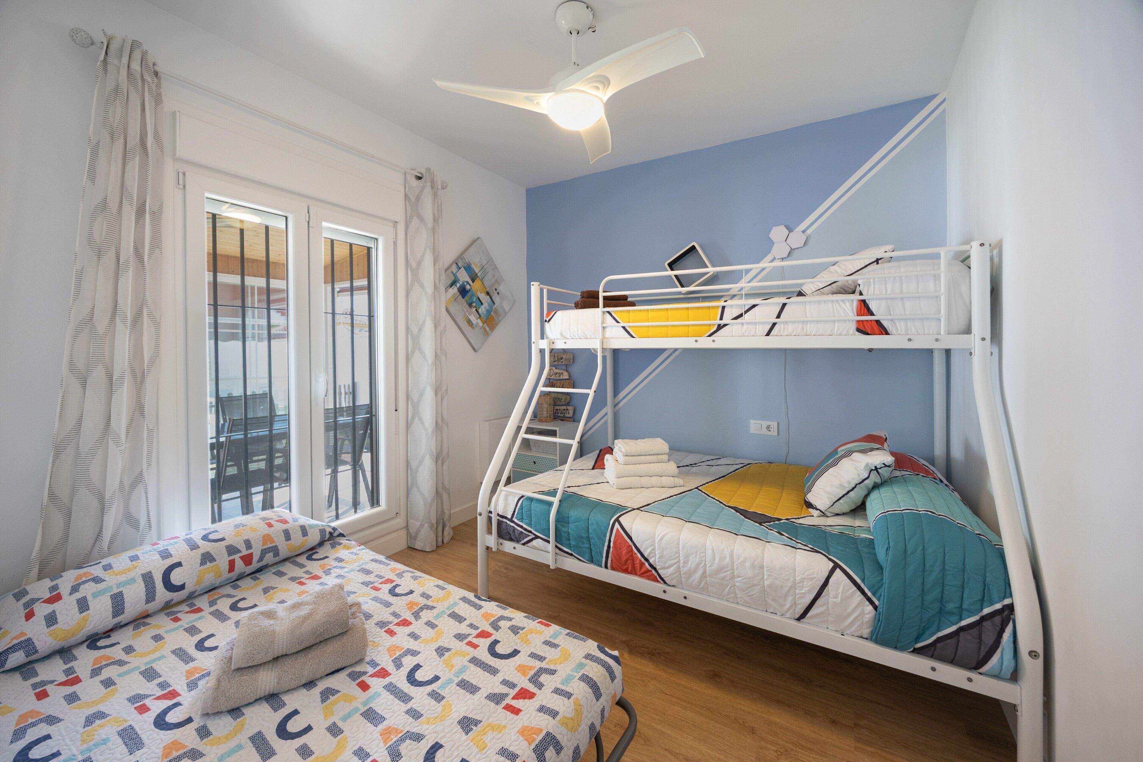 4 slaapkamers, een strijkplank/strijkijzer, gratis wifi, beddengoed