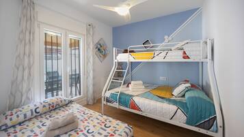 4 slaapkamers, een strijkplank/strijkijzer, gratis wifi, beddengoed