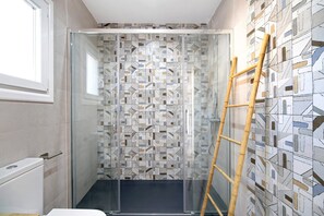 Dusche, Haartrockner, Handtücher