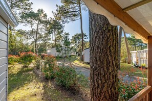 Property grounds - Holiday Home 'Mobil Home La Palmyre' with Shared Pool and Private Terrace (Les Mathes)