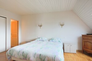 4 bedrooms, iron/ironing board, free WiFi, bed sheets