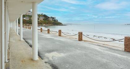 Villa 'Bellevue Rue De La Petite Corniche' with Sea View, Private Terrace and Wi-Fi