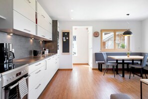 Frigorifero, forno, piano cottura, lavastoviglie