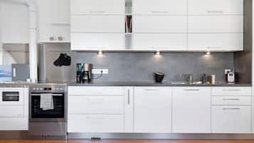 Fridge, oven, stovetop, dishwasher
