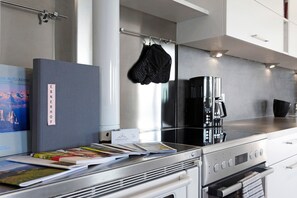 Fridge, oven, stovetop, dishwasher