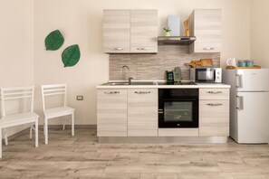 Fridge, microwave, oven, stovetop - Apartment 'Casa Belvedere' with Private Terrace, Wi-Fi and Air Conditioning (Codrongianos)