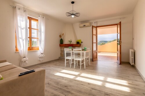 Apartment 'Casa Belvedere' with Private Terrace, Wi-Fi and Air Conditioning