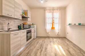 Réfrigérateur, four à micro-ondes, un four, surface de cuisson