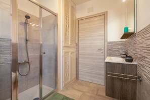 Regadera, secadora de cabello, toallas 