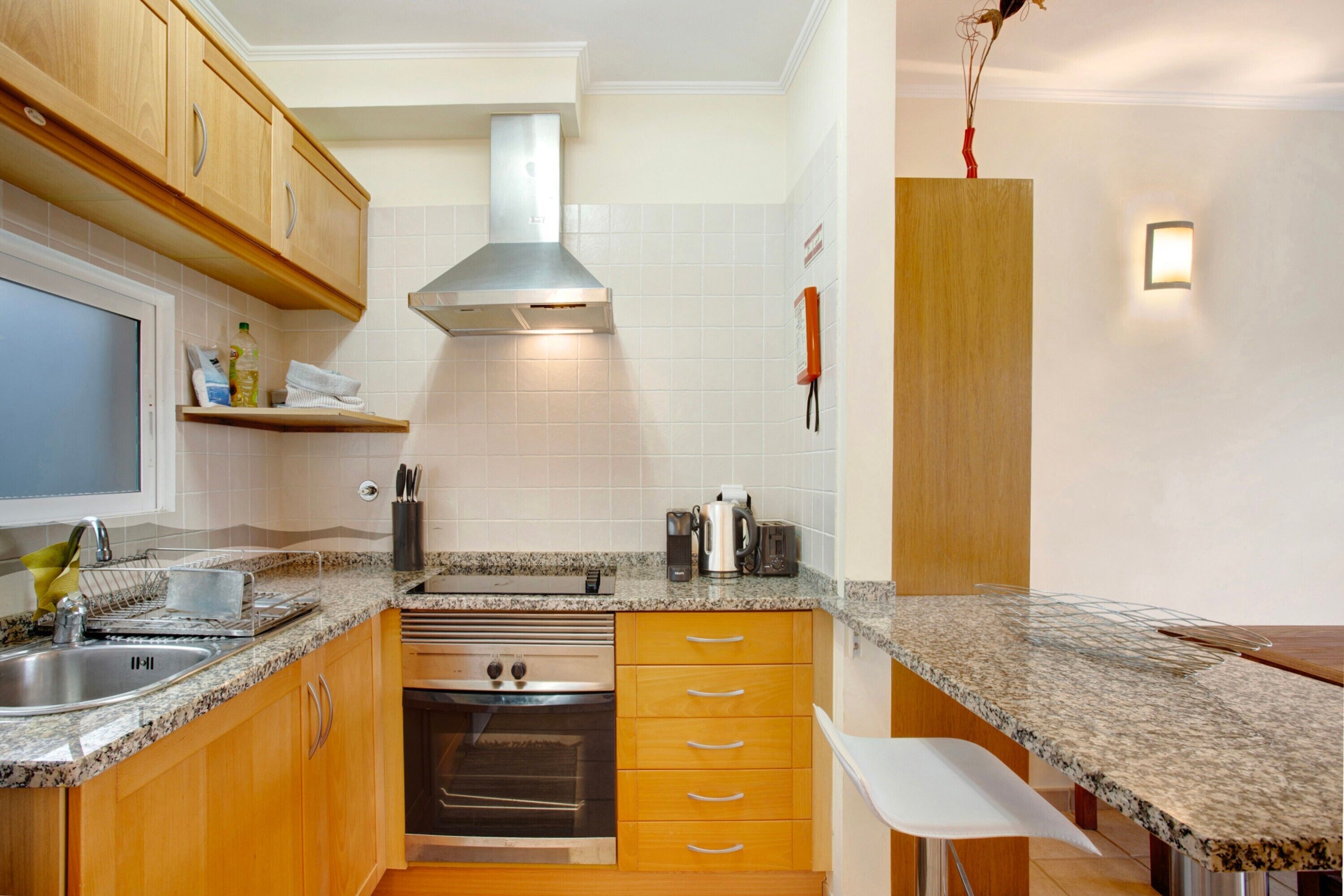 Køleskab, mikrobølgeovn, ovn, kogeplade