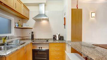 Køleskab, mikrobølgeovn, ovn, kogeplade