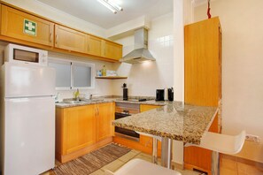 Kühlschrank, Mikrowelle, Ofen, Herdplatte