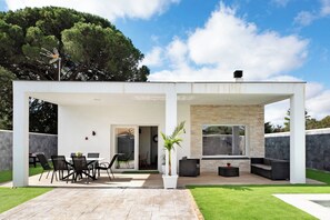 Outdoor dining - Holiday Home 'Villa Edén' with Private Pool, Wi-Fi and Air Conditioning (Vejer)