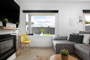 TV, fireplace - Holiday Home 'Villa Edén' with Private Pool, Wi-Fi and Air Conditioning (Vejer)