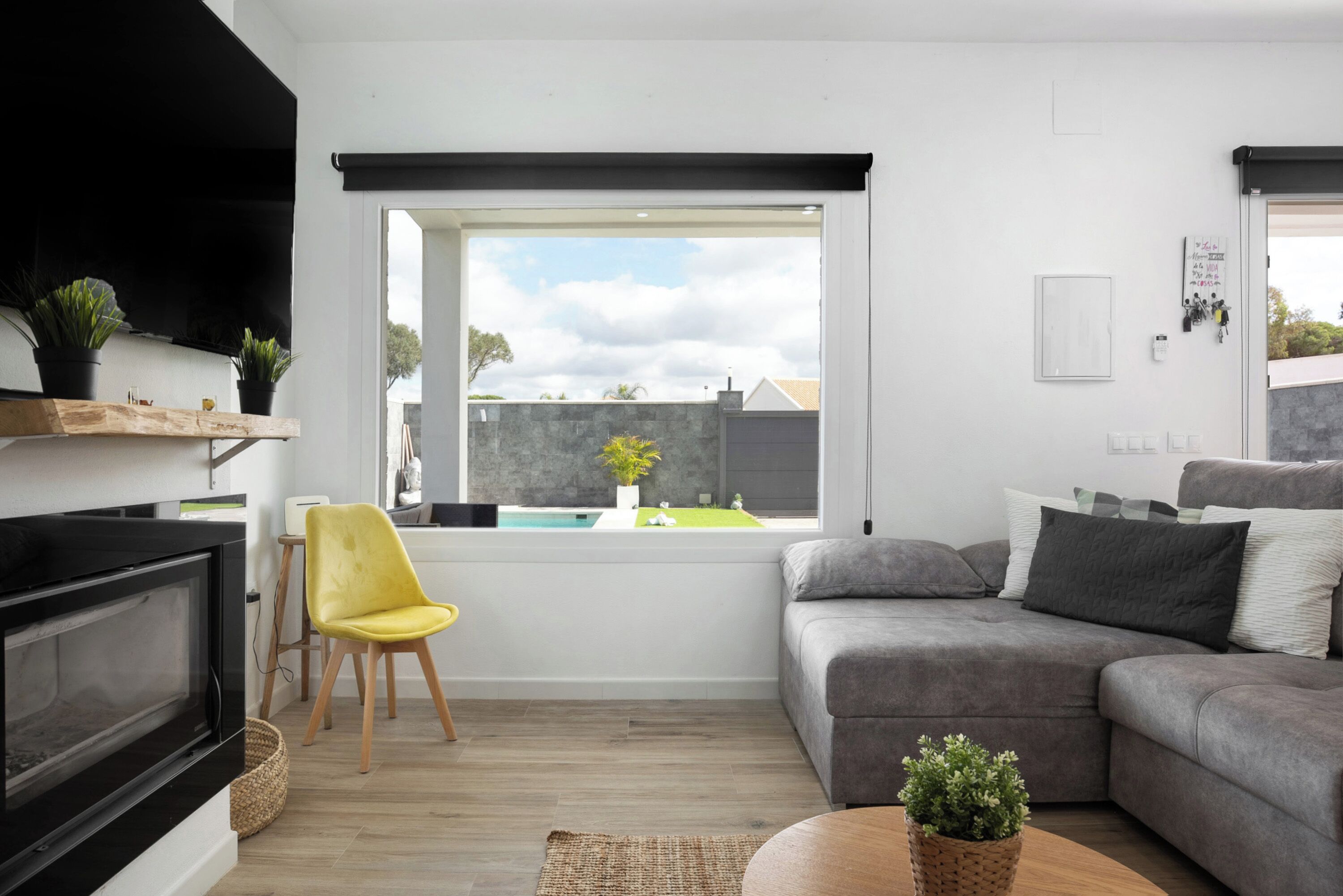 Una televisión, una chimenea