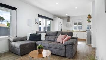 Een televisie en een open haard